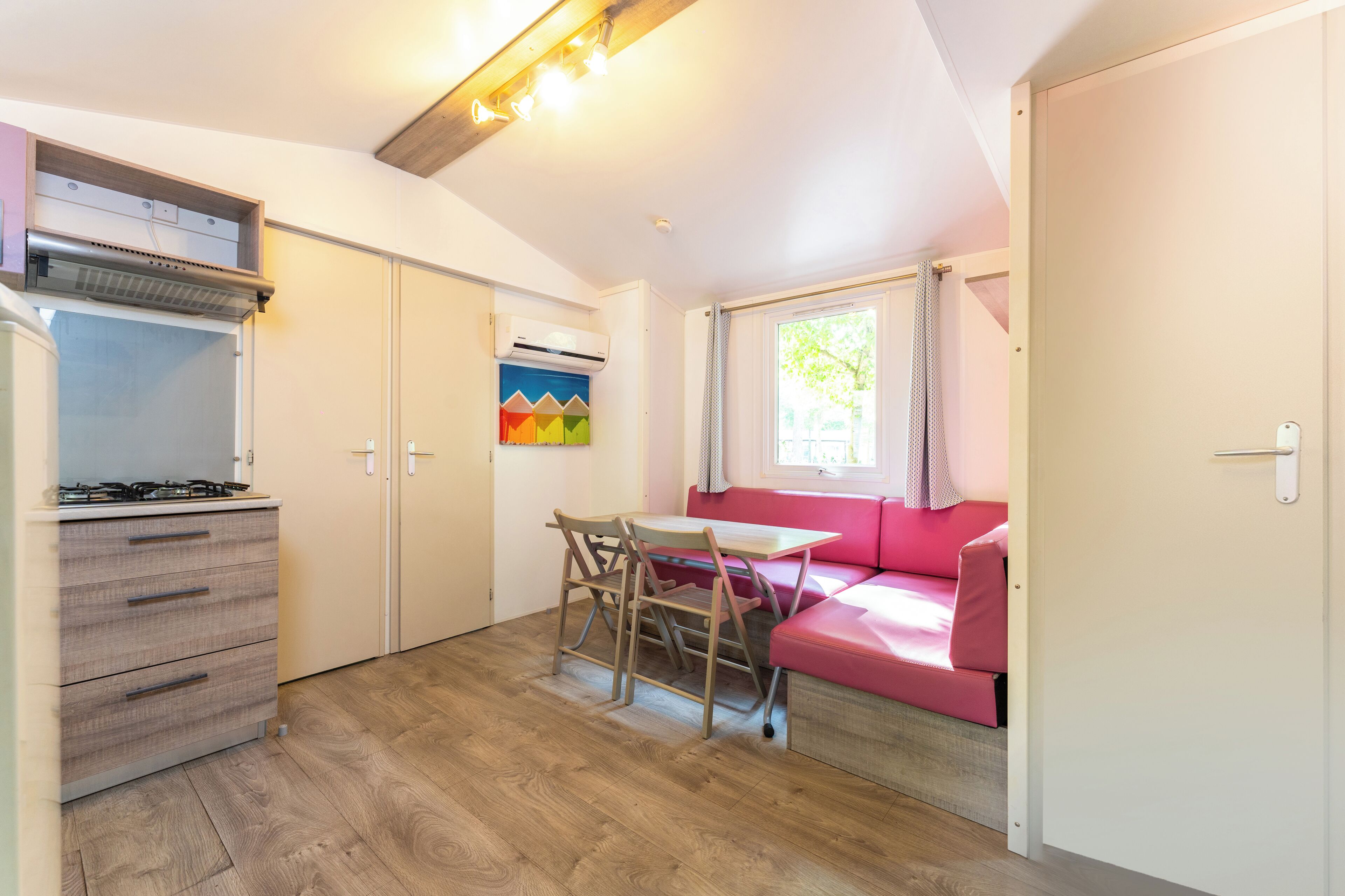 Superior Mobile Home, Garden View | Ruang tamu | TV 