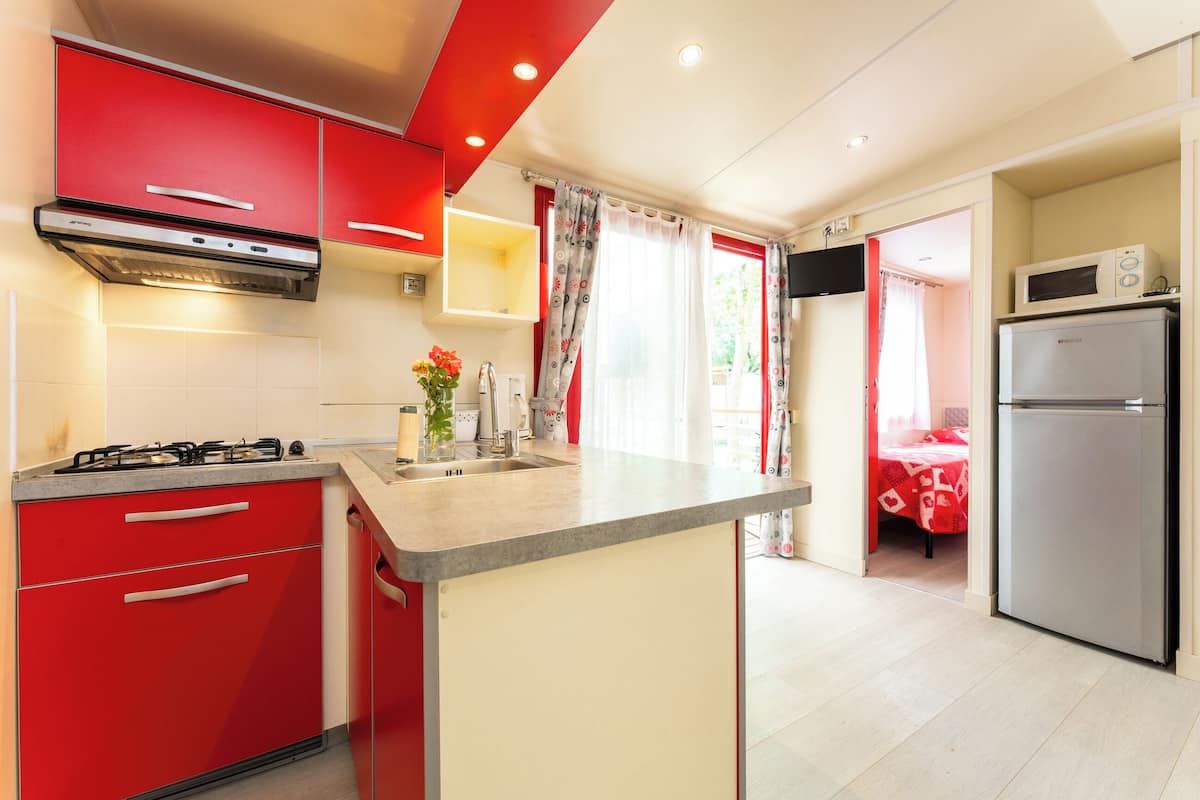 Premium Mobile Home, Garden View | Private kitchenette | Fridge, microwave, stovetop, highchair