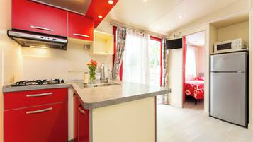 Premium Mobile Home, Garden View | Private kitchenette | Fridge, microwave, stovetop, high chair