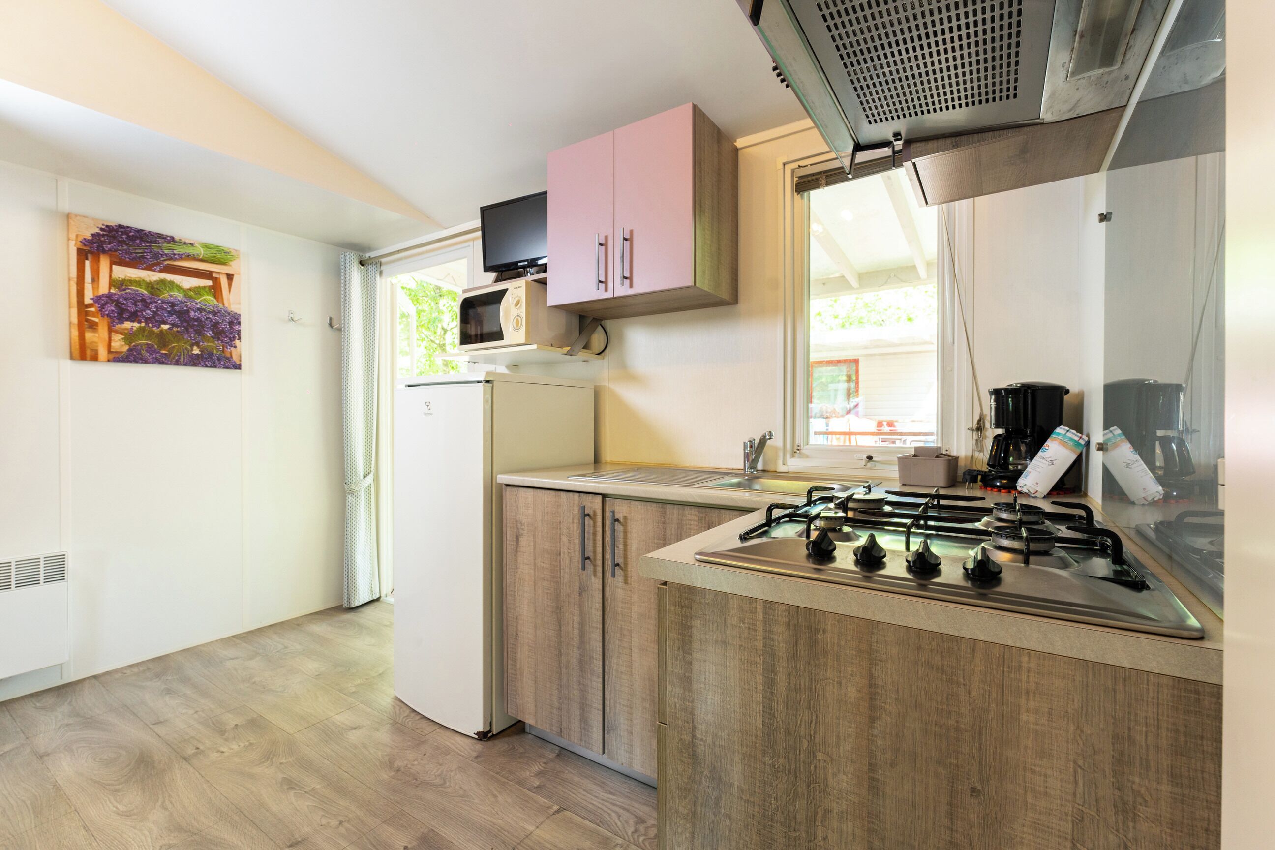 Mobil Karavan Superior, pemandangan kebun | Dapur kecil pribadi | Lemari es, microwave, kompor, dan kursi makan untuk bayi