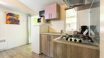 Mobil Karavan Superior, pemandangan kebun | Dapur kecil pribadi | Lemari es, microwave, kompor, dan kursi makan untuk bayi