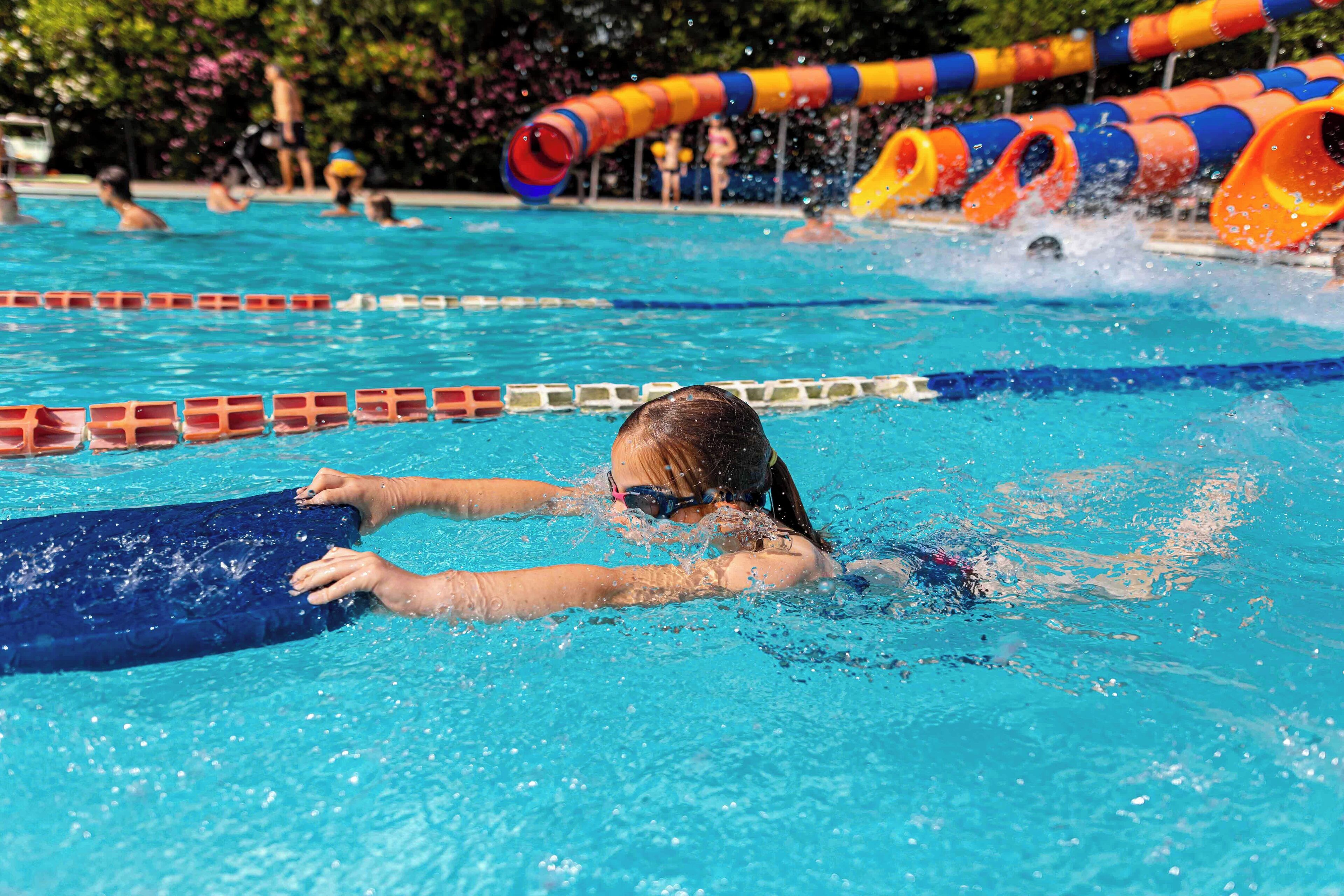 Piscine extérieure (ouverte en saison), parasols de plage
