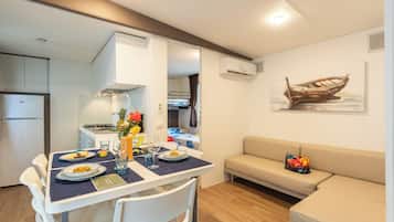 Comfort Mobile Home, Garden View | Living area | TV