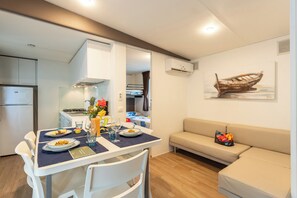 บ้านเคลื่อนที่คอมฟอร์ท, วิวสวน | บริเวณนั่งเล่น | ทีวี