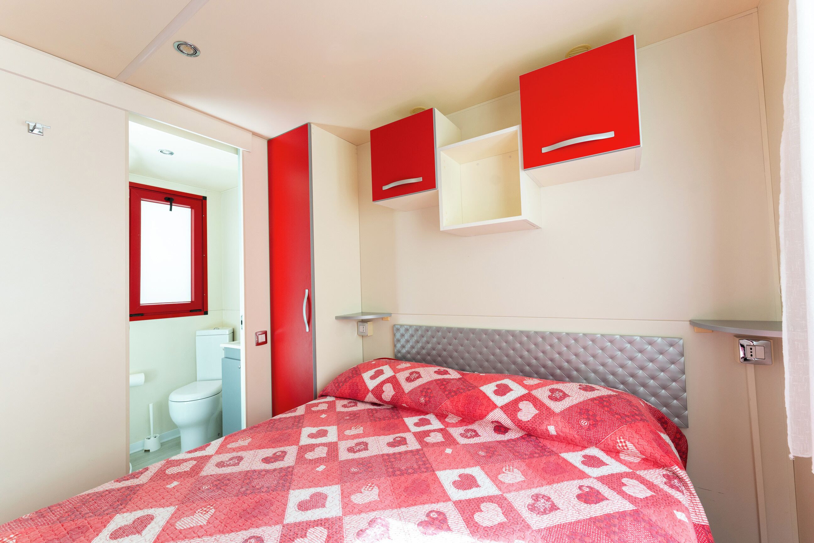 Mobil Karavan Premium, pemandangan kebun | Brankas