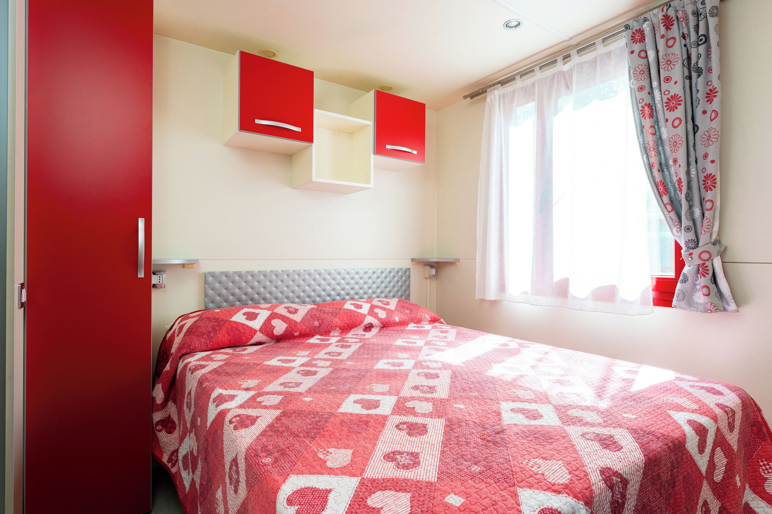 Husvogn – premium, hageutsikt | Safe på rommet