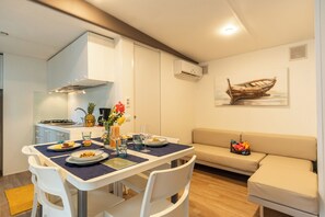 Comfort Mobile Home, Garden View | Private kitchenette | Fridge, microwave, stovetop, highchair