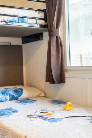 Nhà di động tiện nghi đơn giản, quang cảnh vườn | Két bảo mật tại phòng 