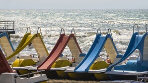 A row of colorful water slides at a beach. - Adria Holiday - Villaggio San Francesco (Caorle)