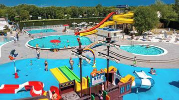 Kolam renang outdoor musiman, dengan payung kolam renang