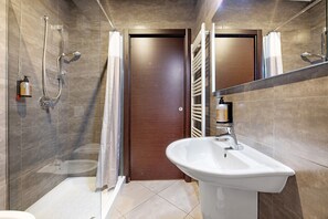 Dusche, Haartrockner, Handtücher