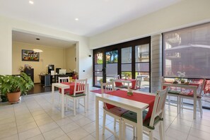 Dining - Room '3' with Lake View, Wi-Fi and Air Conditioning (Porlezza)