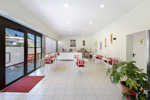 Dining - Room '4' with Lake View, Wi-Fi and Air Conditioning (Porlezza)