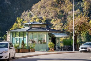 المنشأة من الخارج