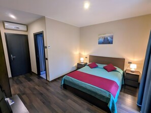 1 bedroom, WiFi, bed sheets - Room '6' with Lake View, Wi-Fi and Air Conditioning (Porlezza)