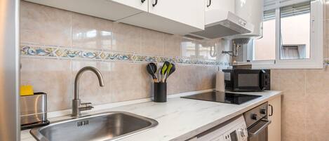 ثلاجة، ميكروويف، فرن، موقد طهي مسطح