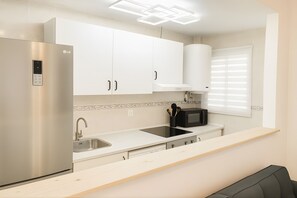Refrigerador, microondas, horno, placa de cocina