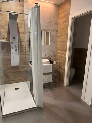 Douche, sèche-cheveux, serviettes fournies