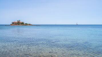 Una spiaggia nelle vicinanze
