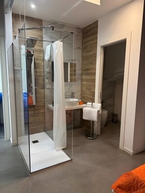 Douche, sèche-cheveux, serviettes fournies