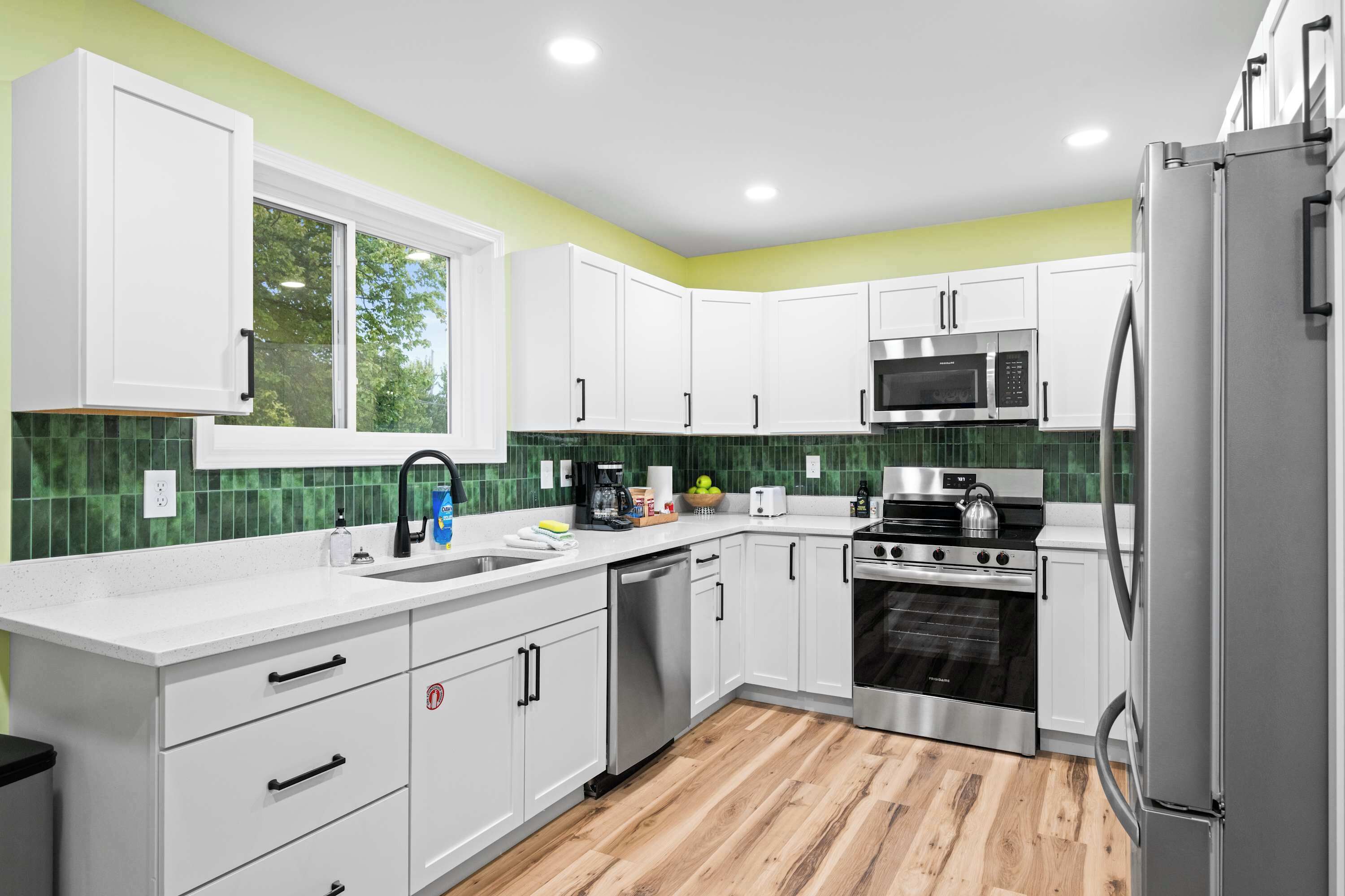 Frigorífico, microondas, horno y placa de cocina