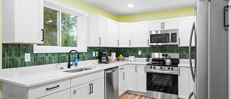 Refrigerador, microondas, horno y parrilla de estufa