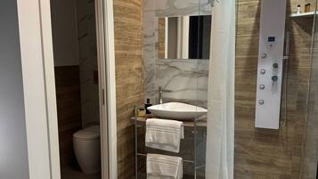 Ducha, secador de pelo y toallas