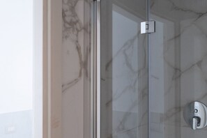 Shower - Studio apartment a stone's throw from CityLife (Milano)