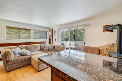 Tahoe condo across from Heavenly Stagecoach Lodge-ski in ski out -short walk-