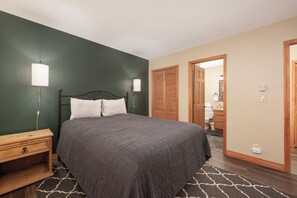 2 bedrooms, travel crib, internet, bed sheets