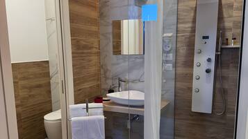 Een douche, een haardroger, handdoeken