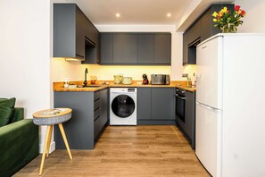 Kühlschrank, Mikrowelle, Ofen, Herdplatte