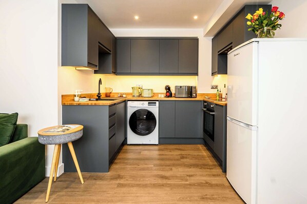 Réfrigérateur, four à micro-ondes, un four, surface de cuisson