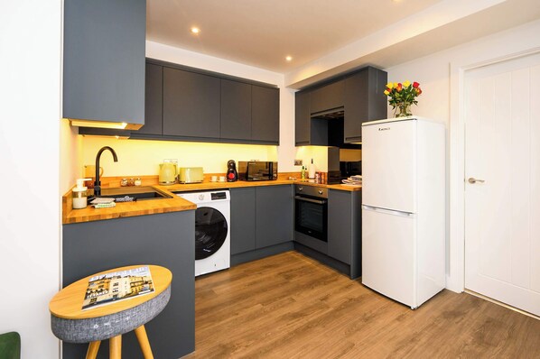 Réfrigérateur, four à micro-ondes, un four, surface de cuisson