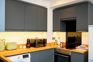 Réfrigérateur, four à micro-ondes, un four, surface de cuisson