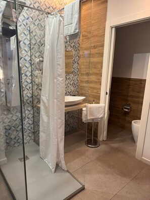 Douche, sèche-cheveux, serviettes fournies