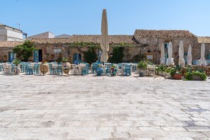 Outdoor dining - Room 110 at 'Le Saline Rooms Marzamemi' with Wi-Fi and Air Conditioning (Marzamemi)