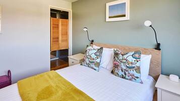 3 bedrooms, desk, iron/ironing board, WiFi