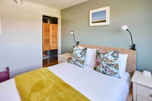 3 habitaciones, escritorio, tabla de planchar con plancha y wifi