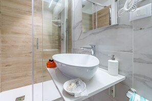 Shower, hair dryer, towels