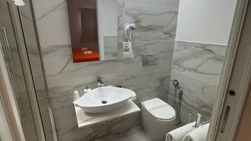 Een douche, een haardroger, handdoeken