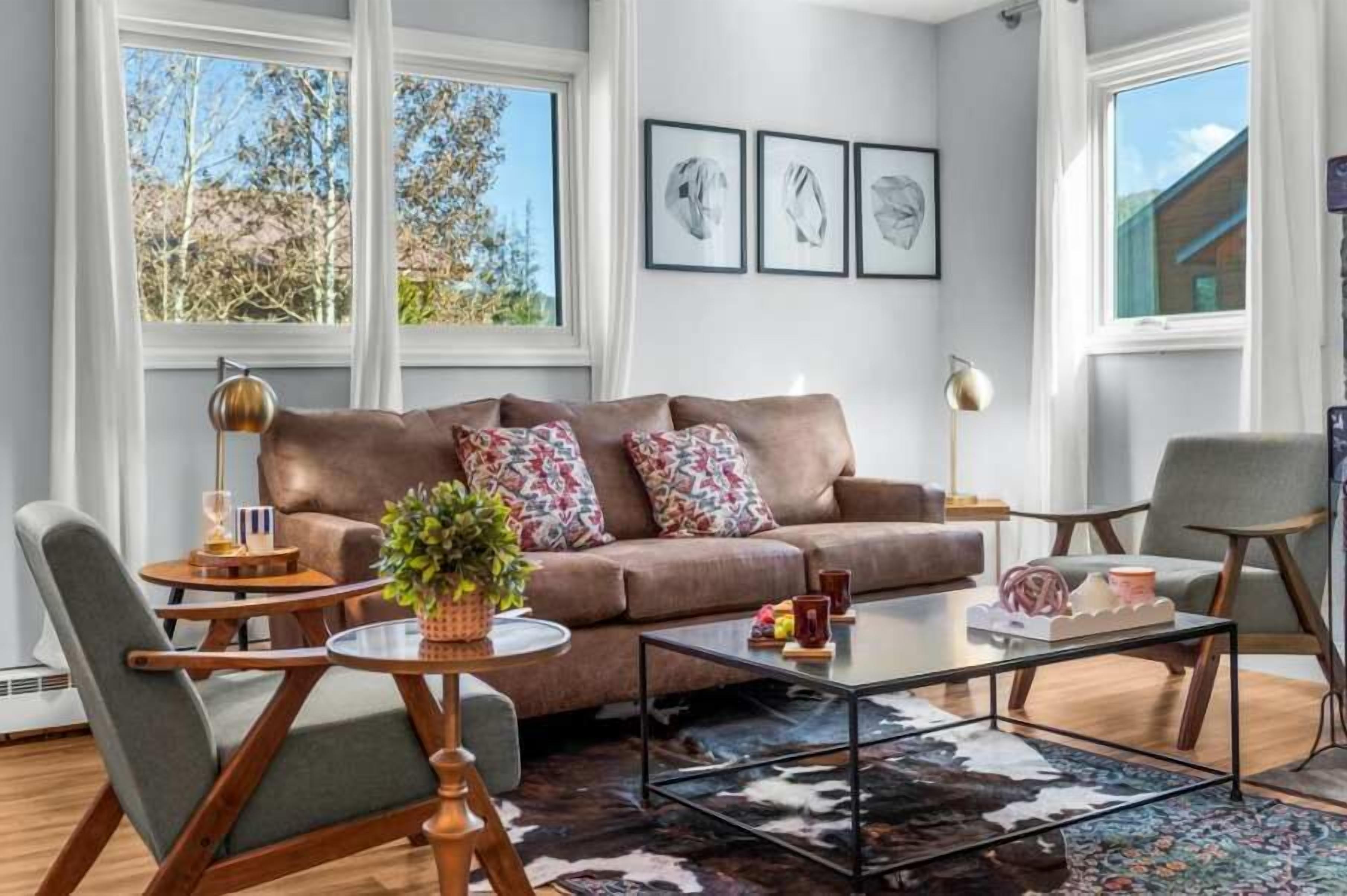 Televisión, chimenea y oficina 