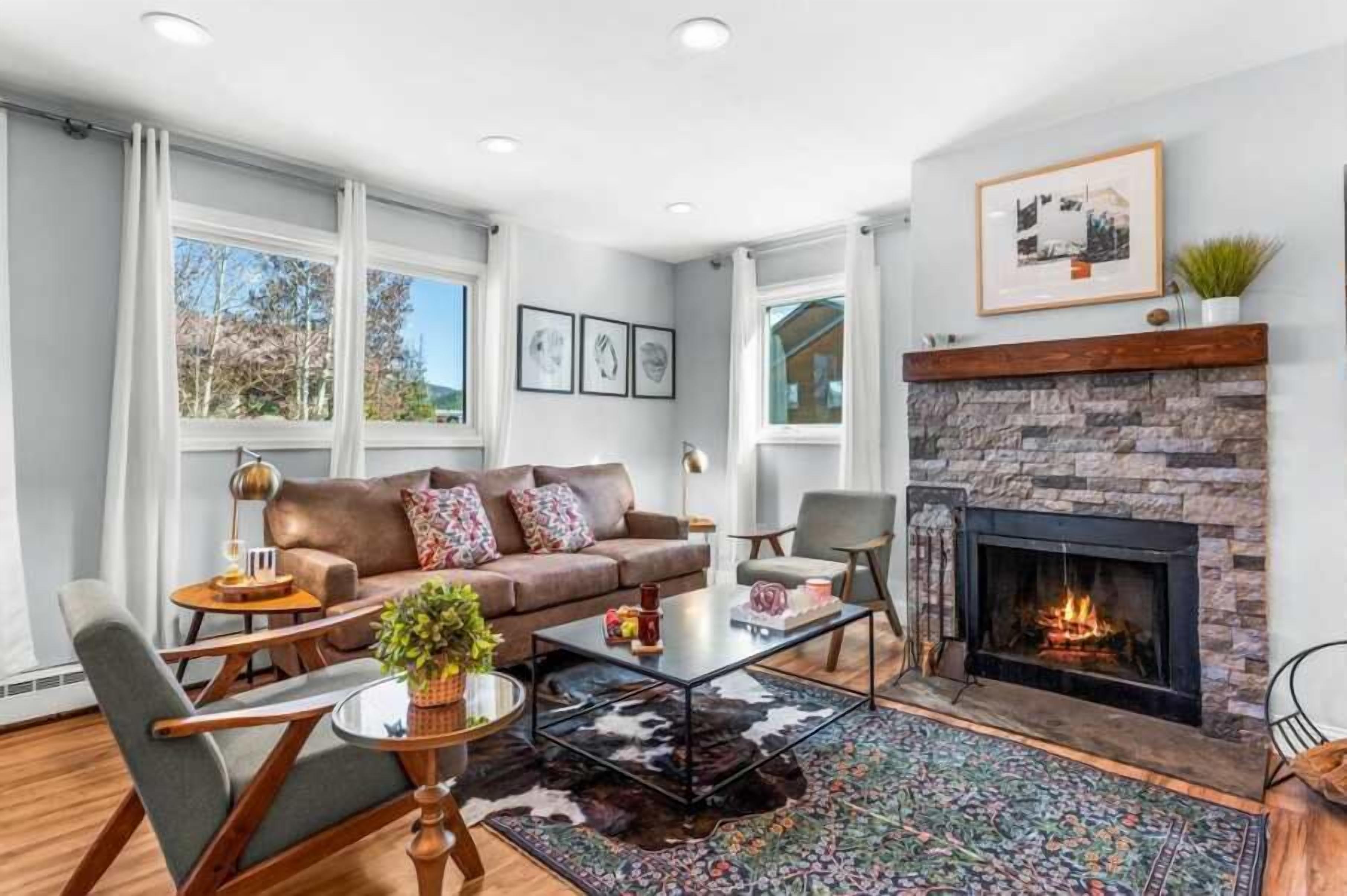 Tv, eldstad och kontor