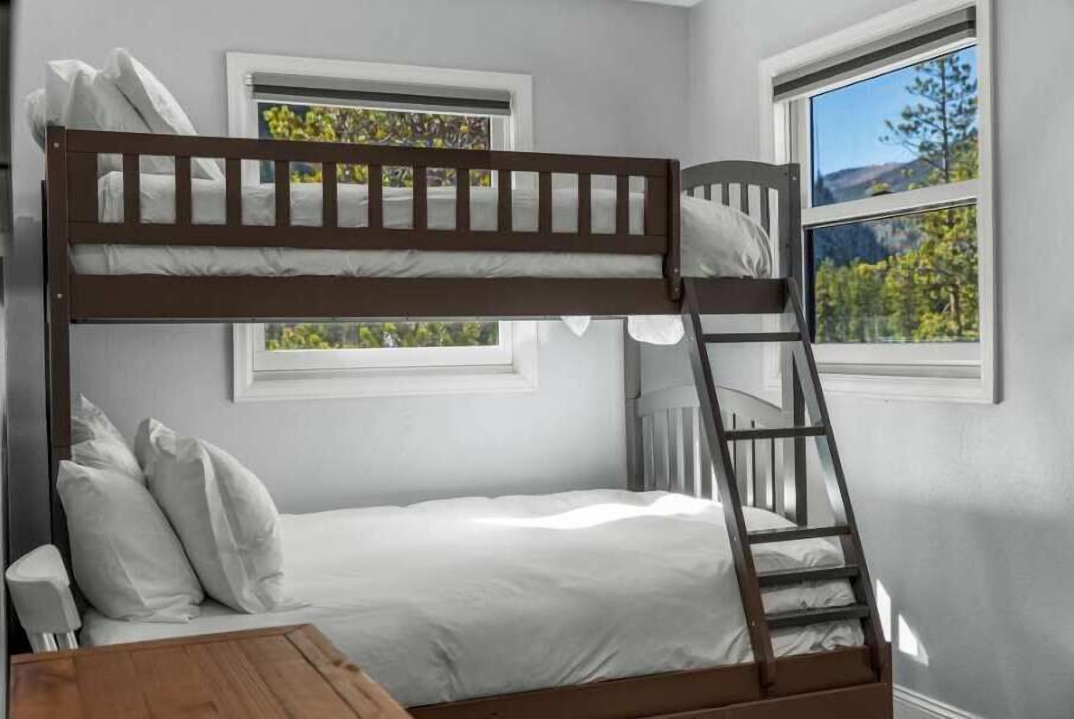 3 habitaciones, tabla de planchar con plancha, cuna de viaje y wifi 