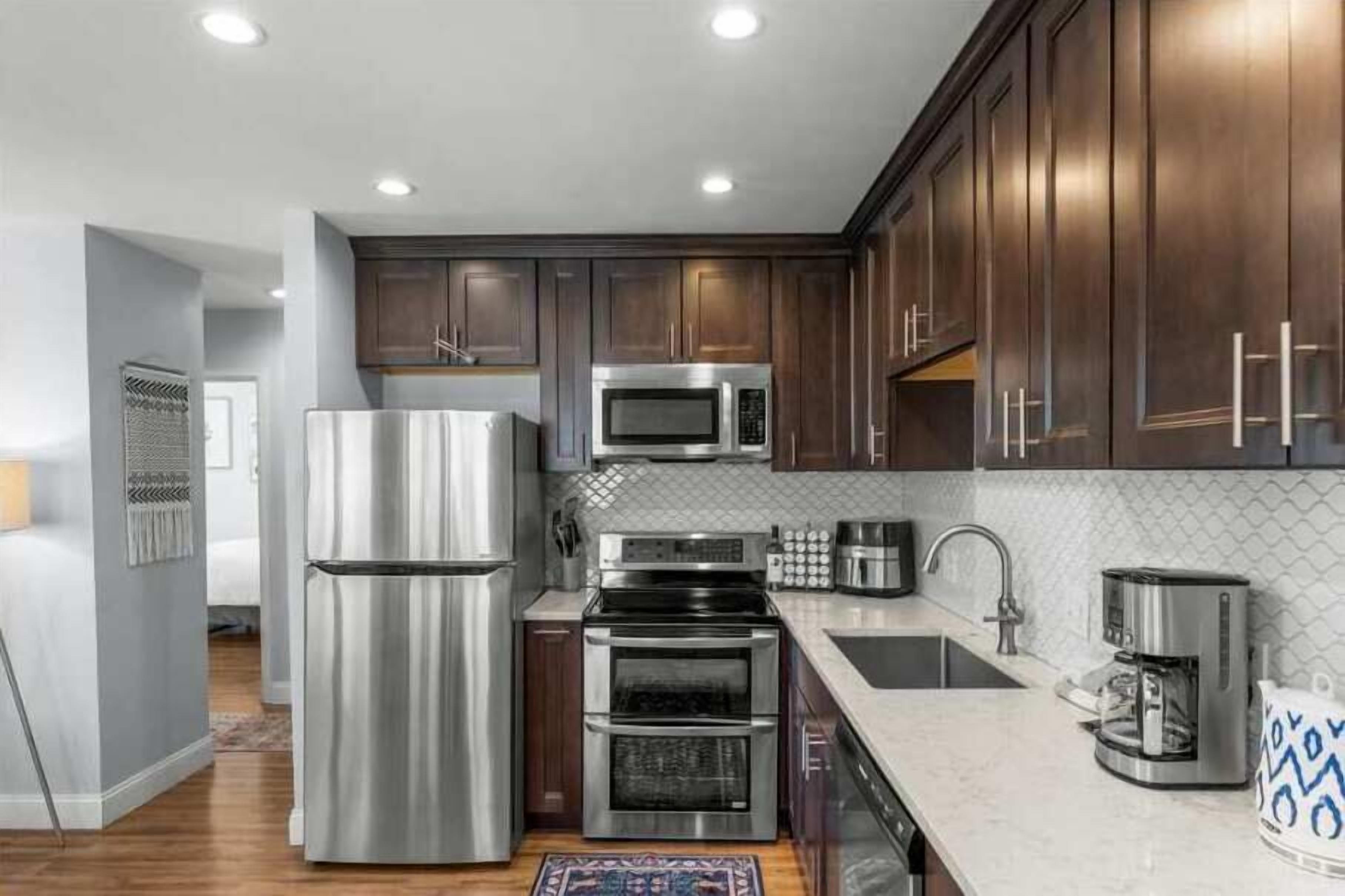 Kjøleskap, mikrobølgeovn, ovn og kokeplater