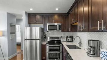 Refrigerador, microondas, horno, placa de cocina