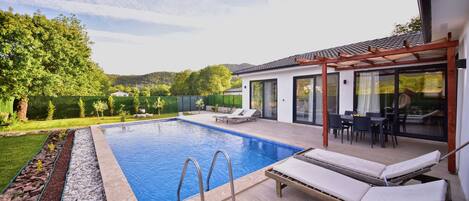 Una piscina al aire libre