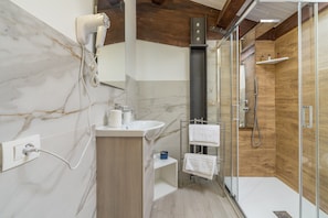 Douche, articles de toilette gratuits, sĂšche-cheveux