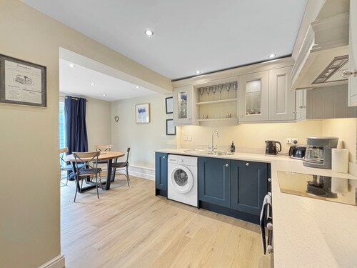 Sleeps 6, lovely 3-bedroom cottage in Harlaxton Village