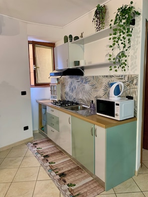 Geladeira, micro-ondas, cooktop, cafeteira/chaleira